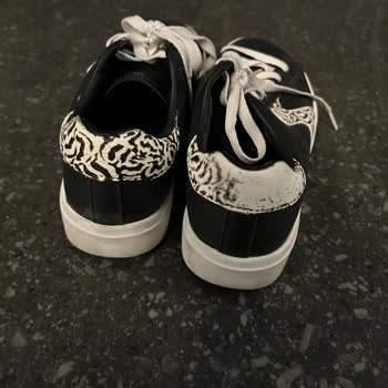 Skechers Ayakkabıda Hızlı Deformasyon Ve İlgisiz Mağaza Yaklaşımı