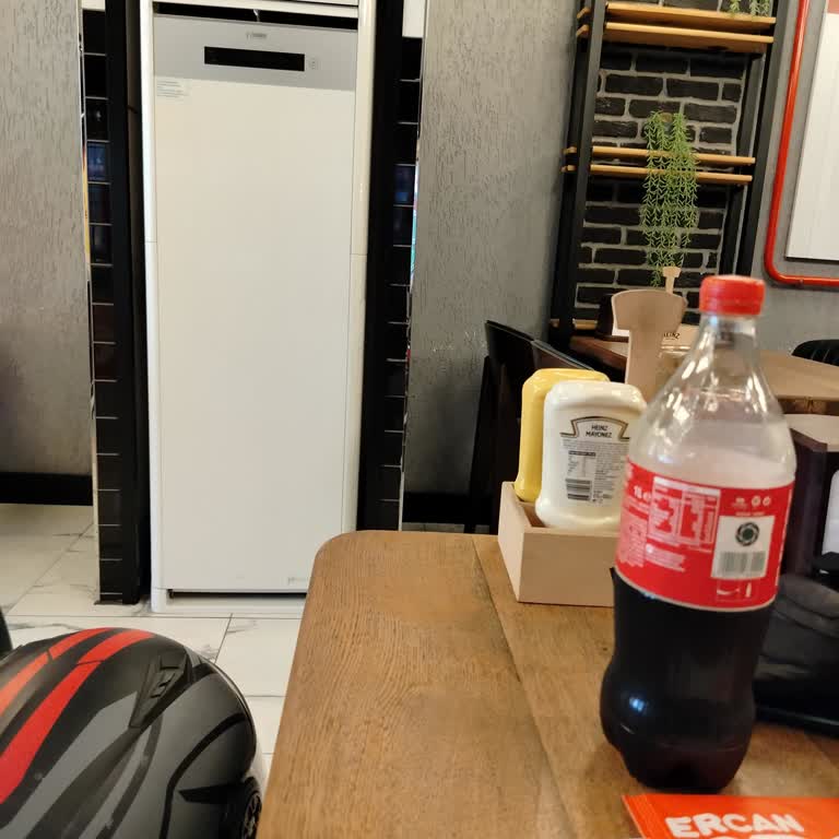 Klima Çalışmadığı İçin Sıcak Ortamda Yemek Yedik