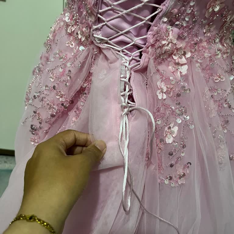 Mucina Gelinlik Nişan Elbisesinin Tadilatı Düzgün Yapılmadı!