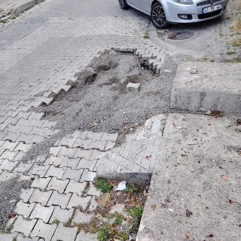 Parke Taşları Düzeltilmeyen Yol Gece Tehlike Saçıyor