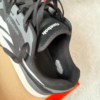 Reebok Ayakkabıda Kısa Sürede Sorun Ve FLO'nun İlgisizliği