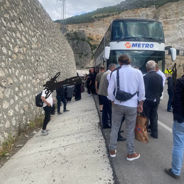 Seyahat Sırasında Üç Kez Otobüs Değiştirildi, Saatlerce Bekletildik