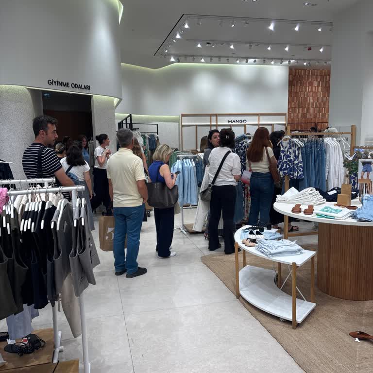 Mango İstanbul Meydan AVM'de Yetersiz Kasa Ve Personel Nedeniyle Uzun Bekleme Süresi