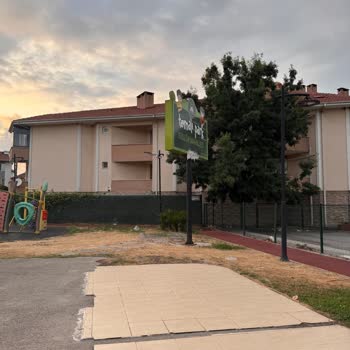 Çocuk Parkında Gece Oluşan Güvensizlik Ve Kirlilik Endişesi