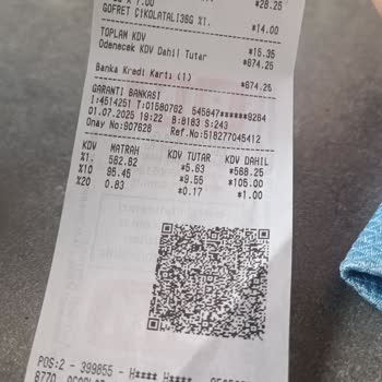 BİM Çalışanının Ürünü Dikkatsizce Sepete Atması Ve Saygısız Tavrı