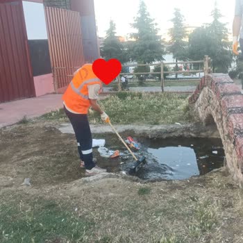 Çocuk Parkı Ve Çevresi Çöplük Gibi Kötü Kokular Yayılıyor