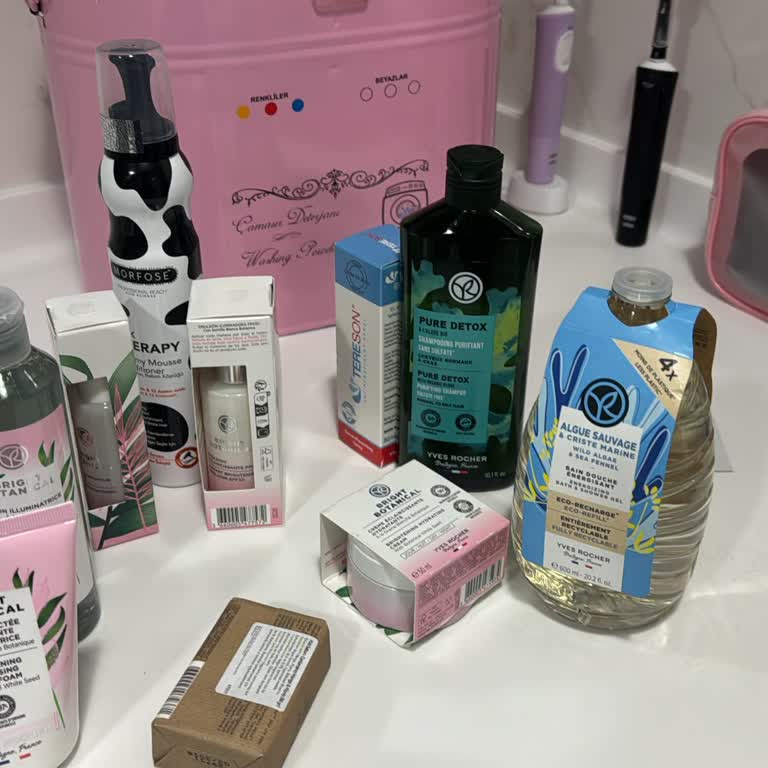 Gündüz Kremi Yüzümde Soyuluyor Ve Beyaz Kalıyor