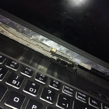 Monster Abra A7 V14.2 Ekran Menteşesi Kırıldı!