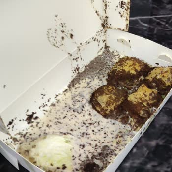 Küflü Profiterol Ve Dağılmış Baklava: Müşteri Hizmetleri Mağduriyeti