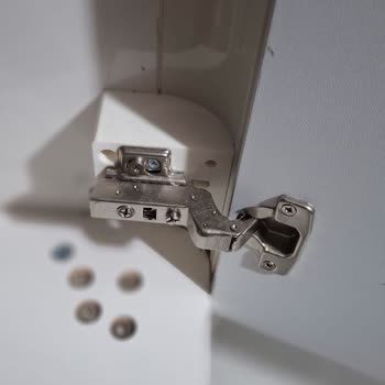 Eksik Menteşe Nedeniyle Gardırop Kapakları Takılamadı, Servis Bekleniyor