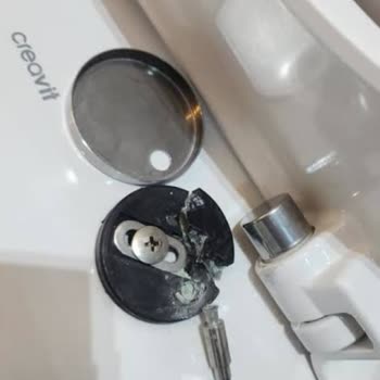 Creavit Klozet Kapağı Menteşeleri Dayanıksız Ve Çabuk Kırılıyor