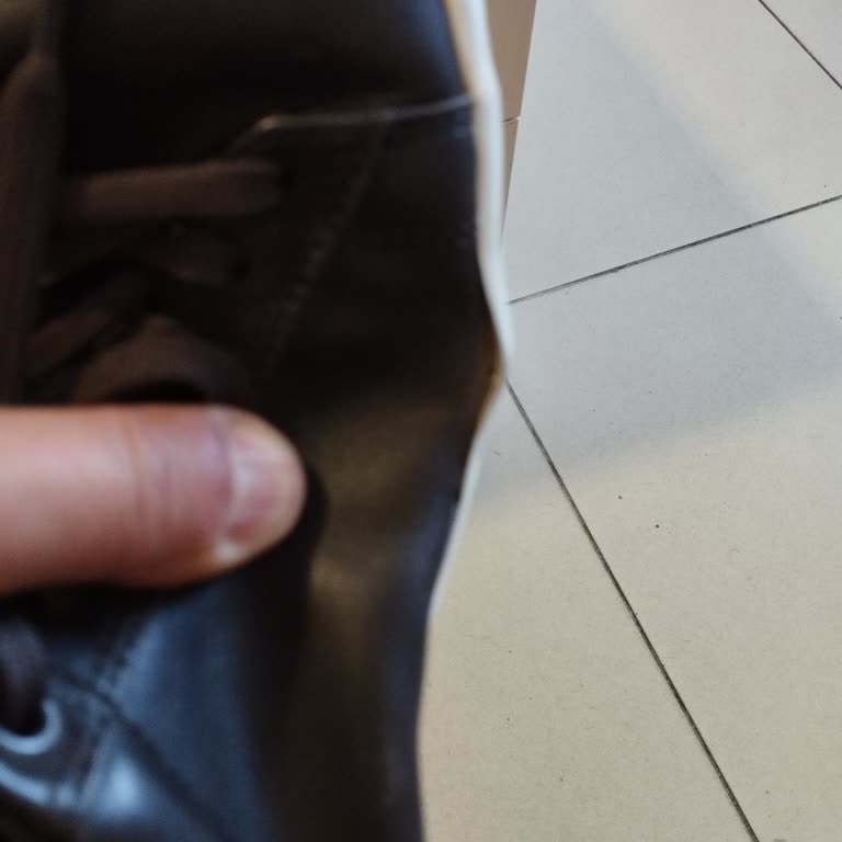 Camper Ayakkabıda Marka Çıkartması Düştü Ve Yanlarda Açılma Oluştu