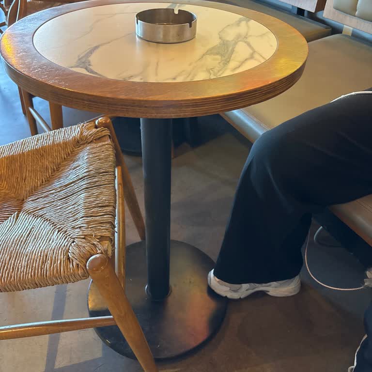 Sallanıp Devrilen Masa Yüzünden Yanan Müşteriyle İlgisiz Personel