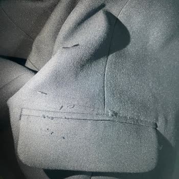 Adil Işık Takım Elbise Kısa Sürede Tüylenme Ve Dikiş Sorunu Yaşattı