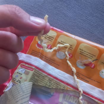 İndomie Noodle Paketinden Çıkan Yabancı Madde Ve Sağlık Endişesi