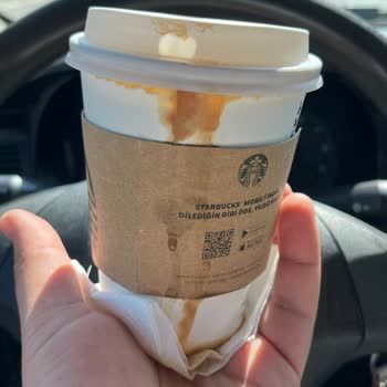 Starbucks Bardağının Kalitesizliği Tişörtümü Ve Aracımı Mahvetti