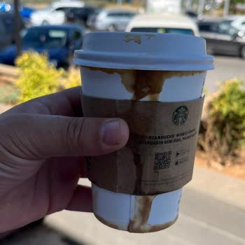 Starbucks Bardağının Kalitesizliği Tişörtümü Ve Aracımı Mahvetti