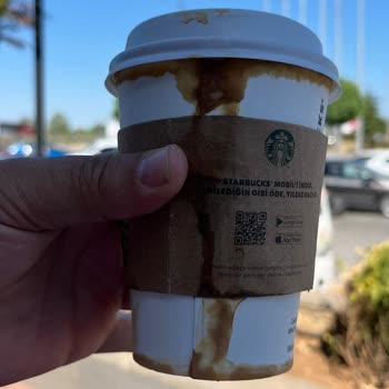 Starbucks Bardağının Kalitesizliği Tişörtümü Ve Aracımı Mahvetti