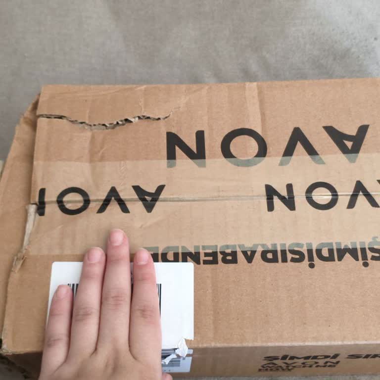 Kargo Kutusu Yırtık Ve Açık Şekilde Teslim Edildi, Özenli Teslimat Bekliyorum