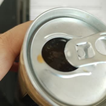 Kahvede Beyaz Taneciklerle Karşılaştım