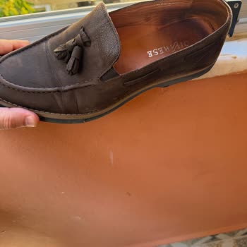 Az Kullanılmış Ayakkabının Tabanı Yürürken Çatladı