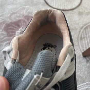 I Report Fabric Bleeding and Staining on Nike Vomero 5 Sneakers