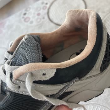 I Report Fabric Bleeding and Staining on Nike Vomero 5 Sneakers