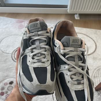 I Report Fabric Bleeding and Staining on Nike Vomero 5 Sneakers