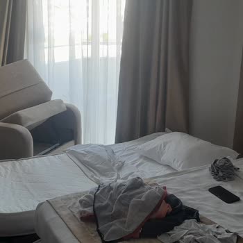 Aileler İçin Uygun Olmayan Standart Oda Ve Konforsuz Yatak Deneyimi