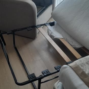 Aileler İçin Uygun Olmayan Standart Oda Ve Konforsuz Yatak Deneyimi