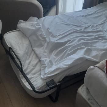 Aileler İçin Uygun Olmayan Standart Oda Ve Konforsuz Yatak Deneyimi