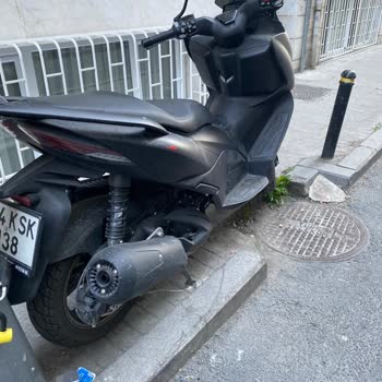 Şişli Belediyesi Kaldırıma Park Eden Motosikletler Yaya Güvenliğini Tehdit Ediyor