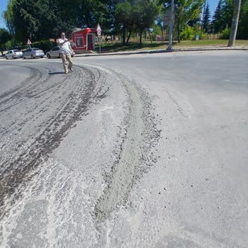 Atıcı Beton Mikseri Asfalta Çimento Dökerek Çevreyi Kirletti, Firma Şikayeti Ciddiye Almadı