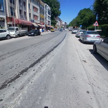 Atıcı Beton Mikseri Asfalta Çimento Dökerek Çevreyi Kirletti, Firma Şikayeti Ciddiye Almadı