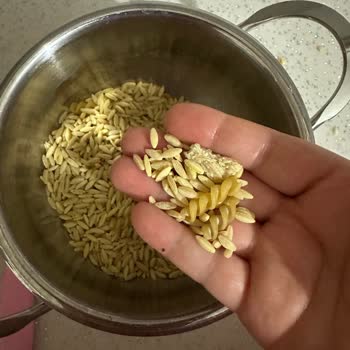 Piyale Arpa Şehriye Paketinden Yabancı Madde ve Kıvırcık Makarna Çıkması