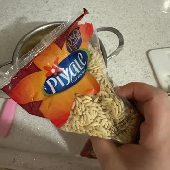 Piyale Arpa Şehriye Paketinden Yabancı Madde ve Kıvırcık Makarna Çıkması