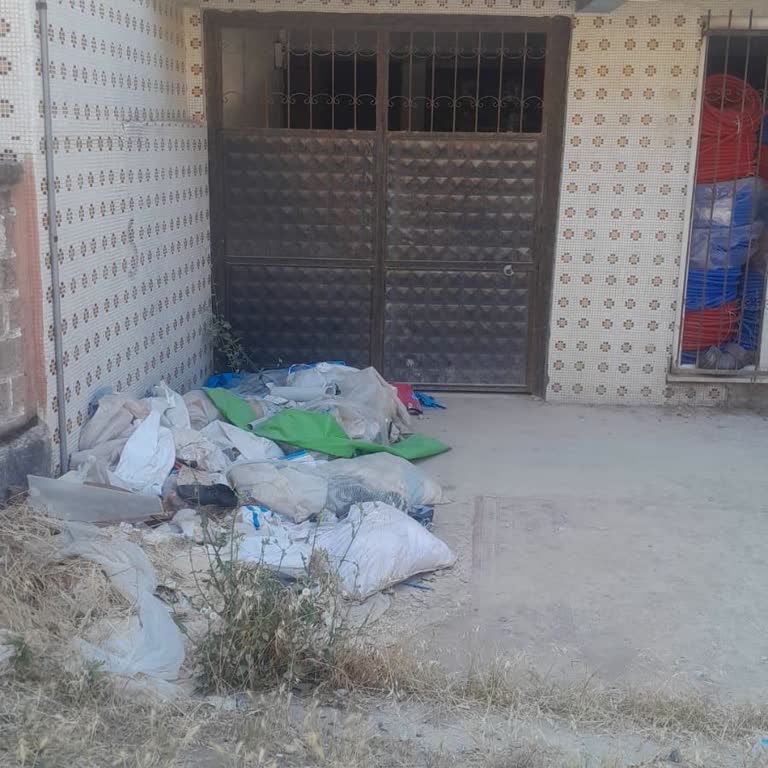 Belediye Çöp Ve Molozları 1 Yıldır Almıyor, Kimse İlgilenmiyor