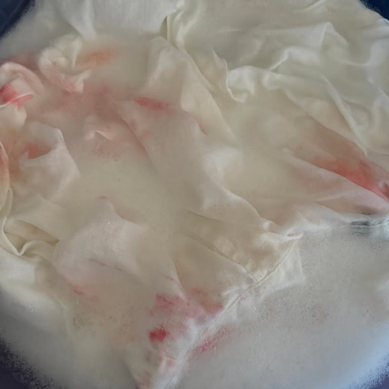 Domestos Kullanımı Sonrası Beyaz Gömlekte Oluşan Kırmızı Lekeler