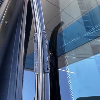 Bosch Silecek Aparatı Camı Kırdı Servis Çözüm Sunmuyor