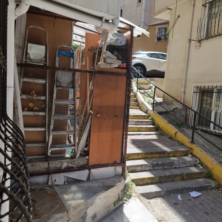 Mahalledeki İzinsiz Kulübe Ve Kötü Koku Sorunu Çözülmüyor