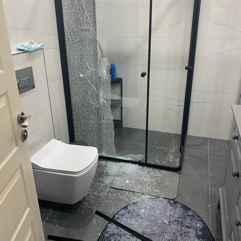 Hüppe Duşakabin Camı Patladı, Güvenlik Ve Servis Sorunu