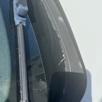 BMW 420d Ön Cam Parçası Çürüdü Kötü Görüntü Oluştu