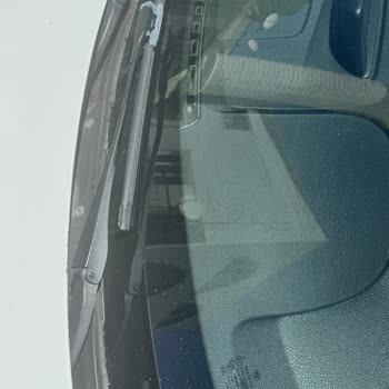 BMW 420d Ön Cam Parçası Çürüdü Kötü Görüntü Oluştu