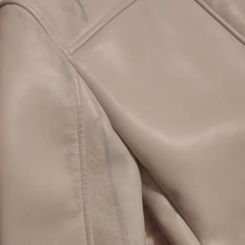 Cazadora Stradivarius con manchas tras poco uso, solicito reemplazo