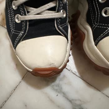 Converse Ayakkabımın Uç Kısmı Yırtıldı Ve Mağdur Edildim