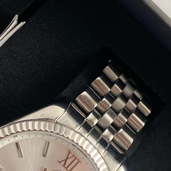 Kirli Ve Kullanılmış Saat, İlgisiz Müşteri Hizmetleriyle Çözümsüz Süreç