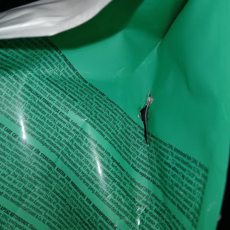 Yırtık Ve Bayat Mama, İlgisiz Müşteri Hizmeti