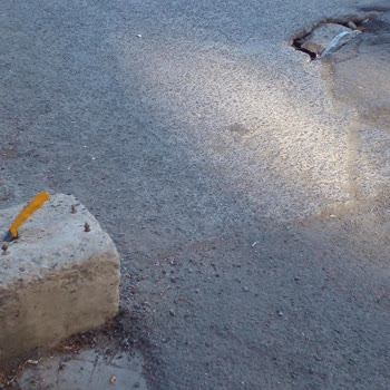 Hamidiye Mahallesi Muhtarlık Girişi Ve Beton Yoldaki Çukur Araç Ve Çocuklar İçin Tehlike Oluşturuyor