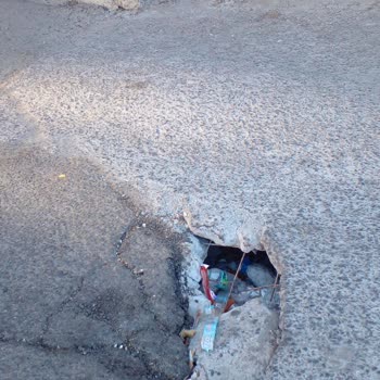 Hamidiye Mahallesi Muhtarlık Girişi Ve Beton Yoldaki Çukur Araç Ve Çocuklar İçin Tehlike Oluşturuyor