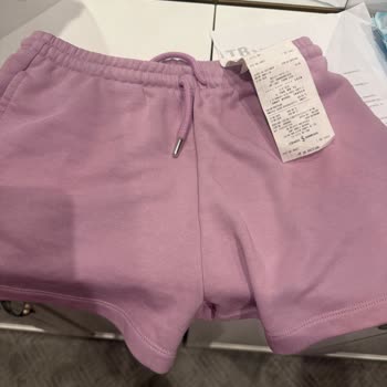 Lekeli Şort Ve Yetersiz Müşteri Hizmeti Deneyimi